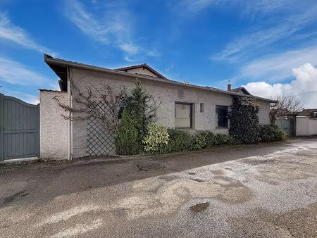 plateau à aménager de 130m2 avec cour et garage;