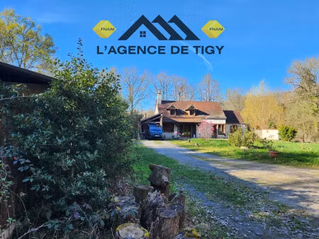 maison de charme isolée avec dépendances et vaste terrain arboré dont un bois