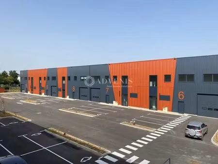 location local d'activités 592 m²