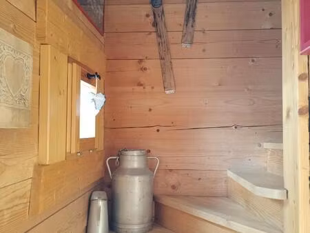 très beau chalet de 96m² au pieds des pistes dans un petit hameau boisée