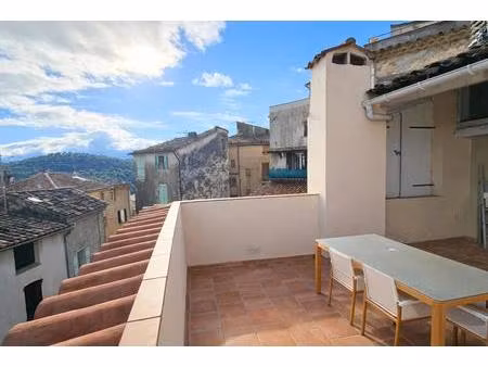 superbe demeure composée de trois appartements et de locaux commerciaux