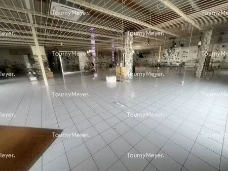 location commerce 708 m²