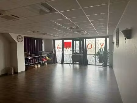 location commerce 96 m²