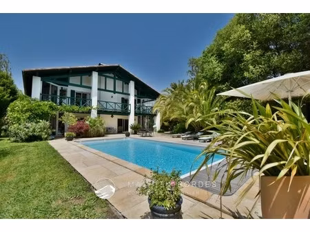 villa de caractère avec piscine à villefranque