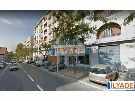 location commerce 79 m²