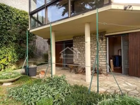 maison donnant sur un magnifique jardin ou terrain avec mais