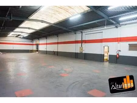 location local d'activités 440 m²