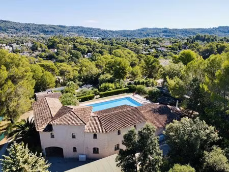maison familiale de 295 m² avec piscine + 170 m2 de sous-sol