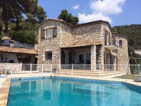 villa avec piscine et 3 garage.