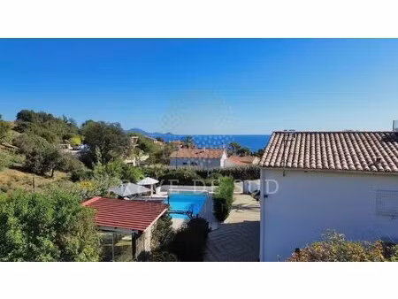 villa avec vue mer  piscine  pool house et terrain de pétanque