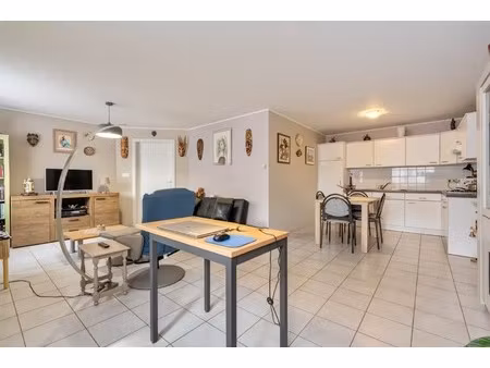 praktisch gelijkvloers appartement te lummen inclusief garage