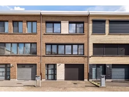 centraal gelegen bel-étagewoning nabij station.