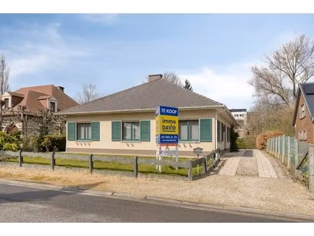 bungalow van 176 m² met garage en tuin