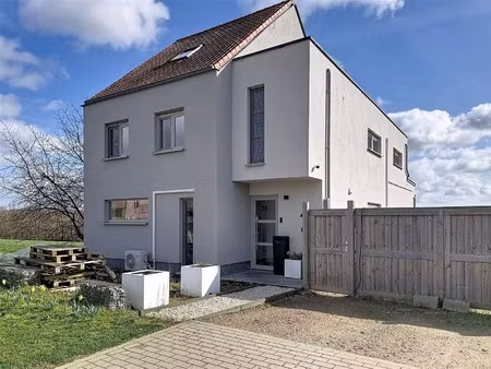 gerenoveerde woning  3 slpks  2 bdks  opp 15a 80ca