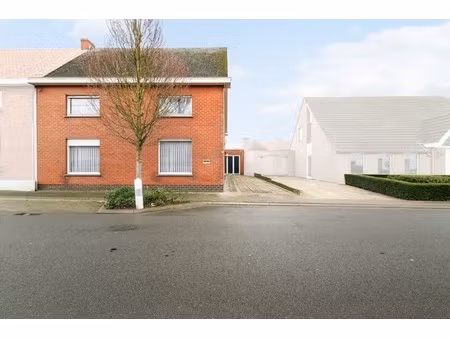 westrozebeke-centrum. te renoveren half open bebouwing  uitzonderlijke grote woning met ve