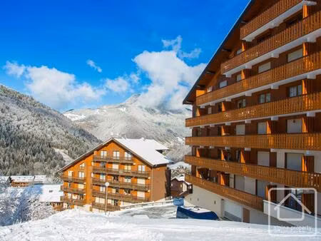 appartement avec vue directe sur les pistes  avec 2 chambres et 2 salles de bain  et un ga