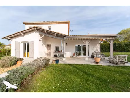 vente maison 5 pièces 123 m² blaye (33390)