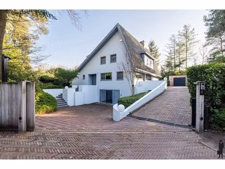 in de meerse bergen treffen we op een ruim perceel van ca. 2.735m² deze knappe  lichtrijke