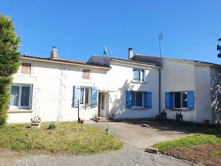maison charentaise avec hangar et jardin