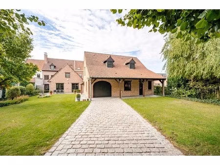 charmante herenwoning met uitweg achteraan (3 garages).