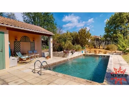 villa de plain-pied  véritable havre de paix niché au coeur d'un écrin de verdure