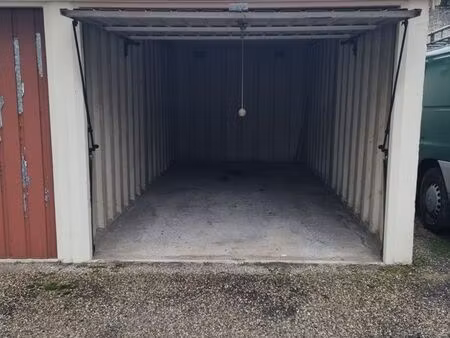 box fermé sécurisé – stationnement ou stockage – villeurbanne