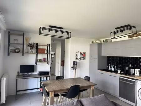 trois pièces lumineux avec loggia et parking résidence réc