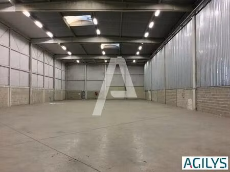 location entrepôt 1 677 m² à 3 403 m²