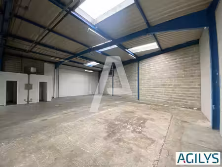 location entrepôt 236m²