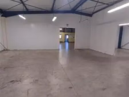 location entrepôt 400 m²