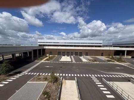 location entrepôt 656 m² à 8 215 m²