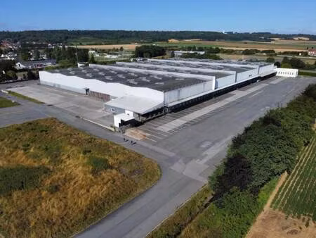 location entrepôt 25 551 m²