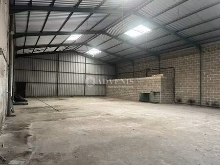 location local d'activités 734 m²