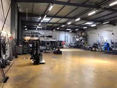 location local d'activités 743 m²