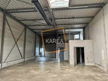 location local d'activités 151 m²