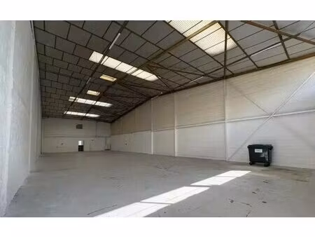 location local d’activités coignieres 78310 496m²