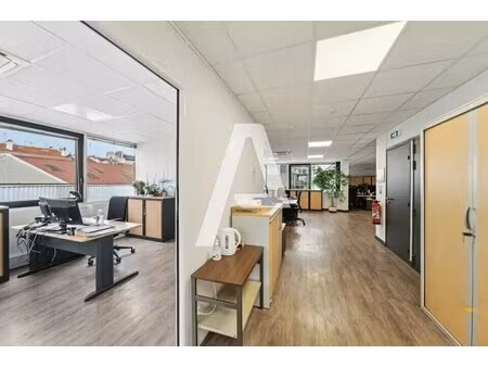 location local d'activités 652 m²