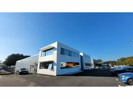 location local d'activités 1 074 m²