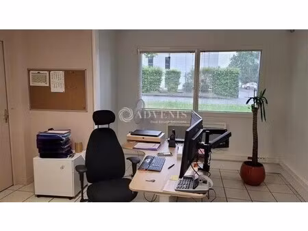 location local d'activités 872 m²