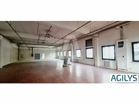 location local d'activités 689 m²
