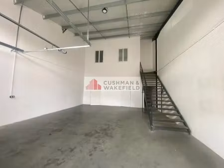location local d'activités 195 m²