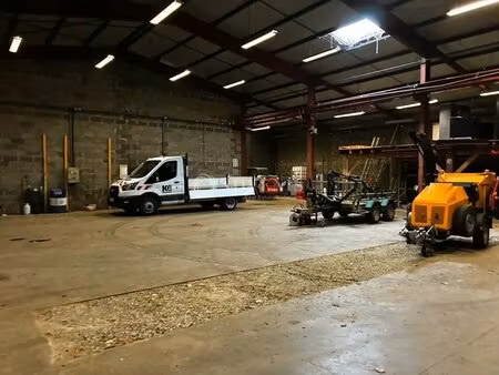 location local d'activités 1 100 m²