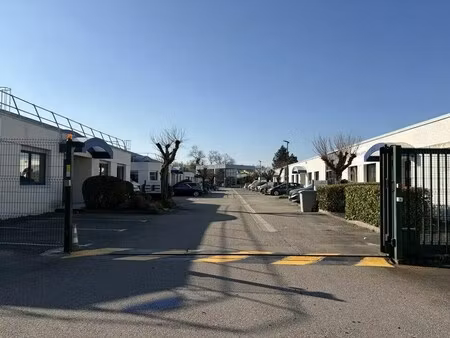location local d'activités 169 m² à 1 738 m²