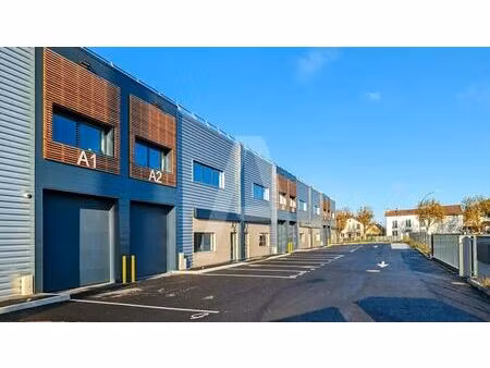 location local d'activités 292 m² à 584 m²