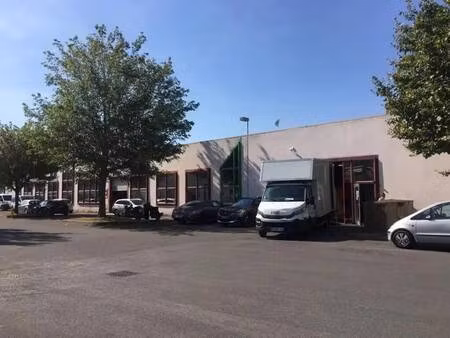 location entrepôt 255 m² à 1 416 m²