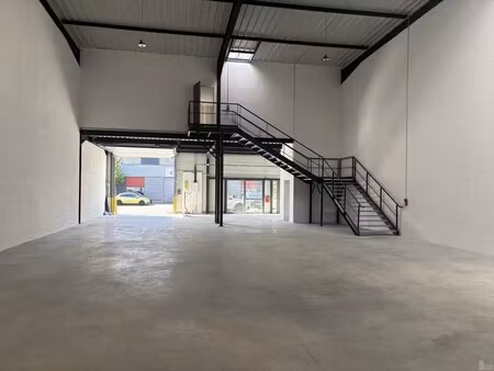 location entrepôt 360 m² à 2 520 m²