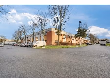 location local d'activités 684 m²