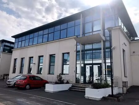 location entrepôt 301 m²