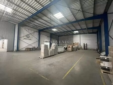 location local d'activités 1 705 m²