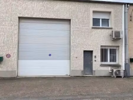 location entrepôt 303 m²